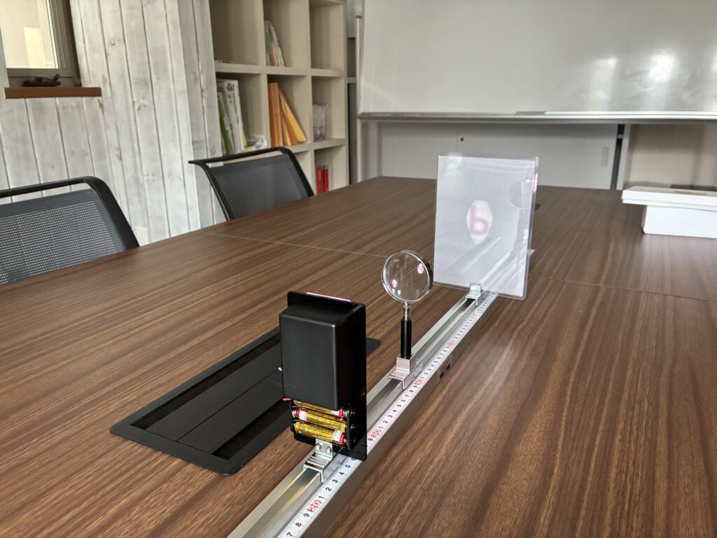 中学受験問題に出題される光の進み方を理解するための実験器具の画像