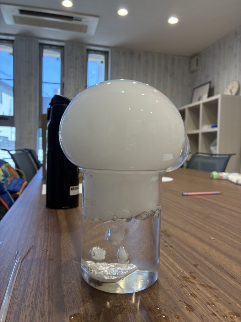 中学受験問題で気体の問題を理解するための画像。画像は二酸化炭素のガスを視覚化する実験。